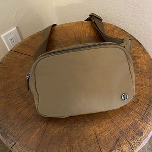 Lululemon everywhere belt bag